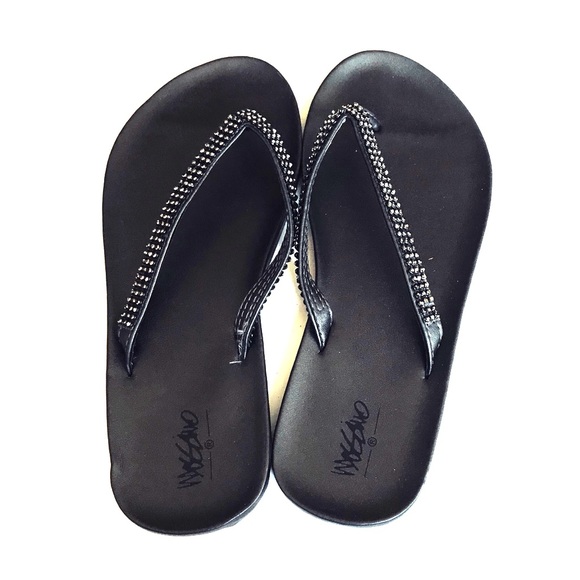 mossimo black flip flops